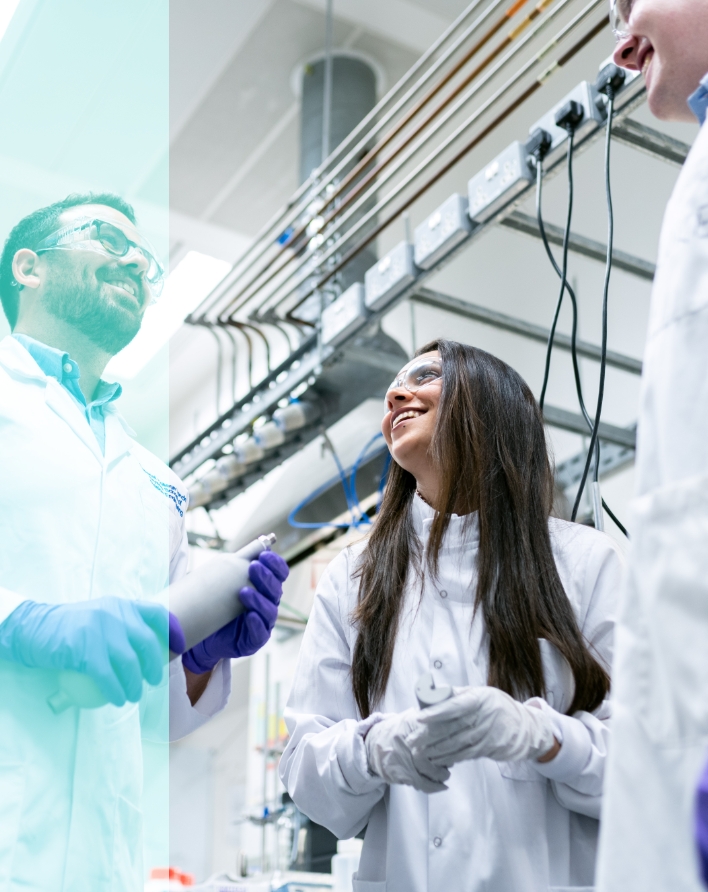 Image de 2 scientifiques en blouse blanche